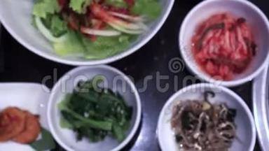 韩国料理各种烧烤配菜、泡菜等